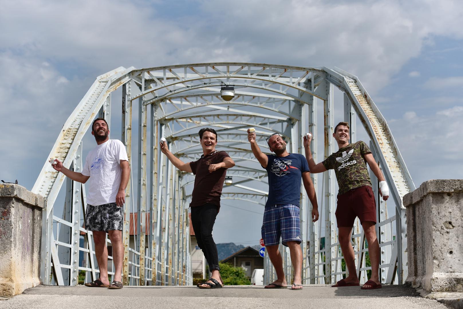 Ljubo, Giovanni, James i Mame na opuzenskom mostu, gdje se u kolovozu održava svjetsko prvenstvo bacanja čikara u rijeku