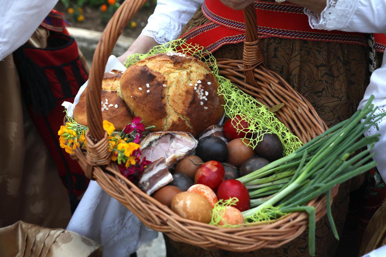 Šibenik: Žene u narodnim nošnjama donijele uskrsne košare na blagoslov hrane