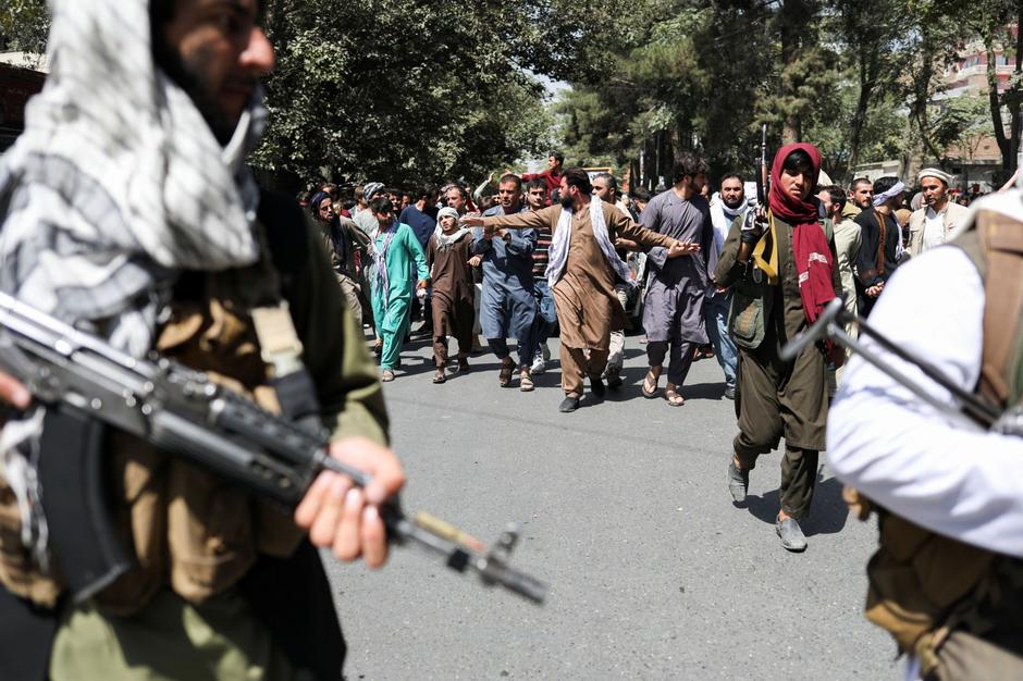 ORUŽJE NA ULICI Pripadnik talibana uperio je pušku u prosvjednike protiv Pakistana u Kabulu