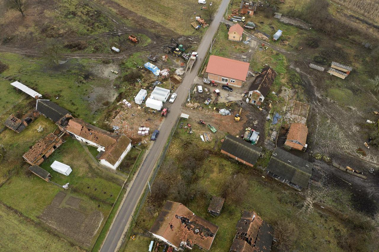 Fotografije Majskih Poljana iz zraka godinu dana nakon potresa