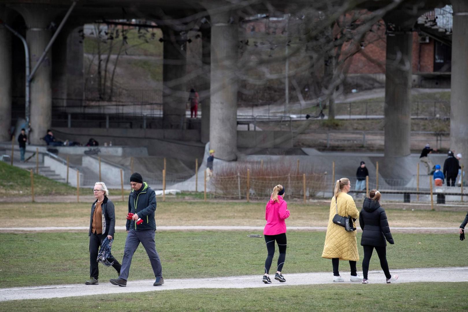 The spread of the coronavirus disease (COVID-19) in Stockholm People walk and jog past Ralis Skatepark in central Stockholm, as the spread of the coronavirus disease  continues (COVID-19) in Stockholm, Sweden April 1, 2020. TT News Agency/Jessica Gow  via REUTERS   ATTENTION EDITORS - THIS IMAGE WAS PROVIDED BY A THIRD PARTY. SWEDEN OUT. NO COMMERCIAL OR EDITORIAL SALES IN SWEDEN TT NEWS AGENCY
