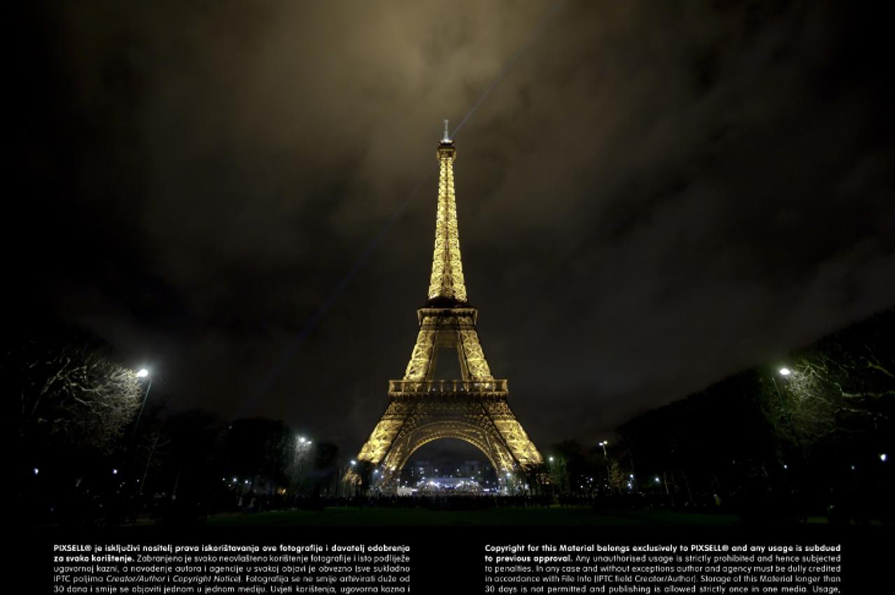 '01.01.2012., - Pariz, Francuska - 300 metara visok Eiffelov toranj jedan je od svjetski poznatih simbola Pariza te iznimno jaka turisticka atrakcija na ciju se posjet ceka i do par sati. Sagradjen je