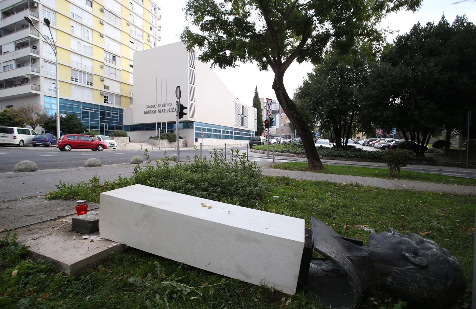 Spomenik Radi Končaru na splitskim Bačvicama srušen je rano jutros, a muškarac koji je to napravio ozlijeđen je, doznaje se u srijedu u splitskoj policiji.