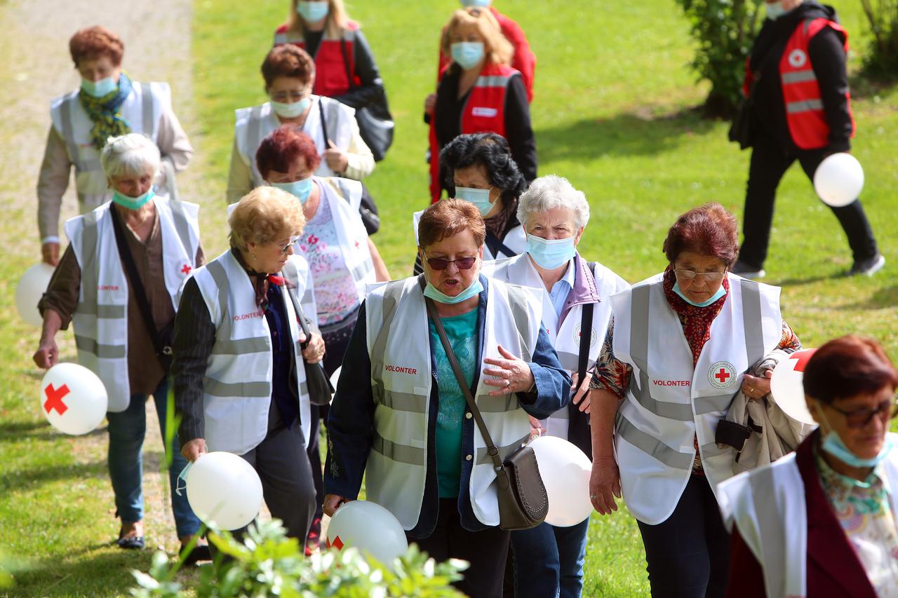 Volonteri i djelatnici Crvenog križa Karlovac snimili zajedničku fotografiju
