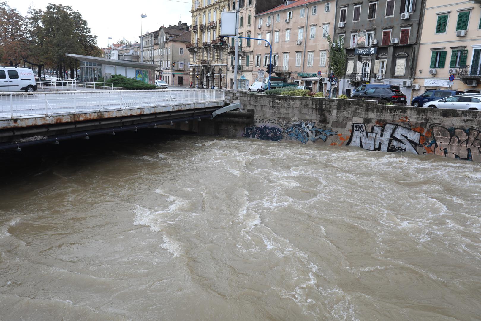 Dio riječke središnje tržnice je, već uobičajeno, zbog plime i obilne kiše, i dalje poplavljen.