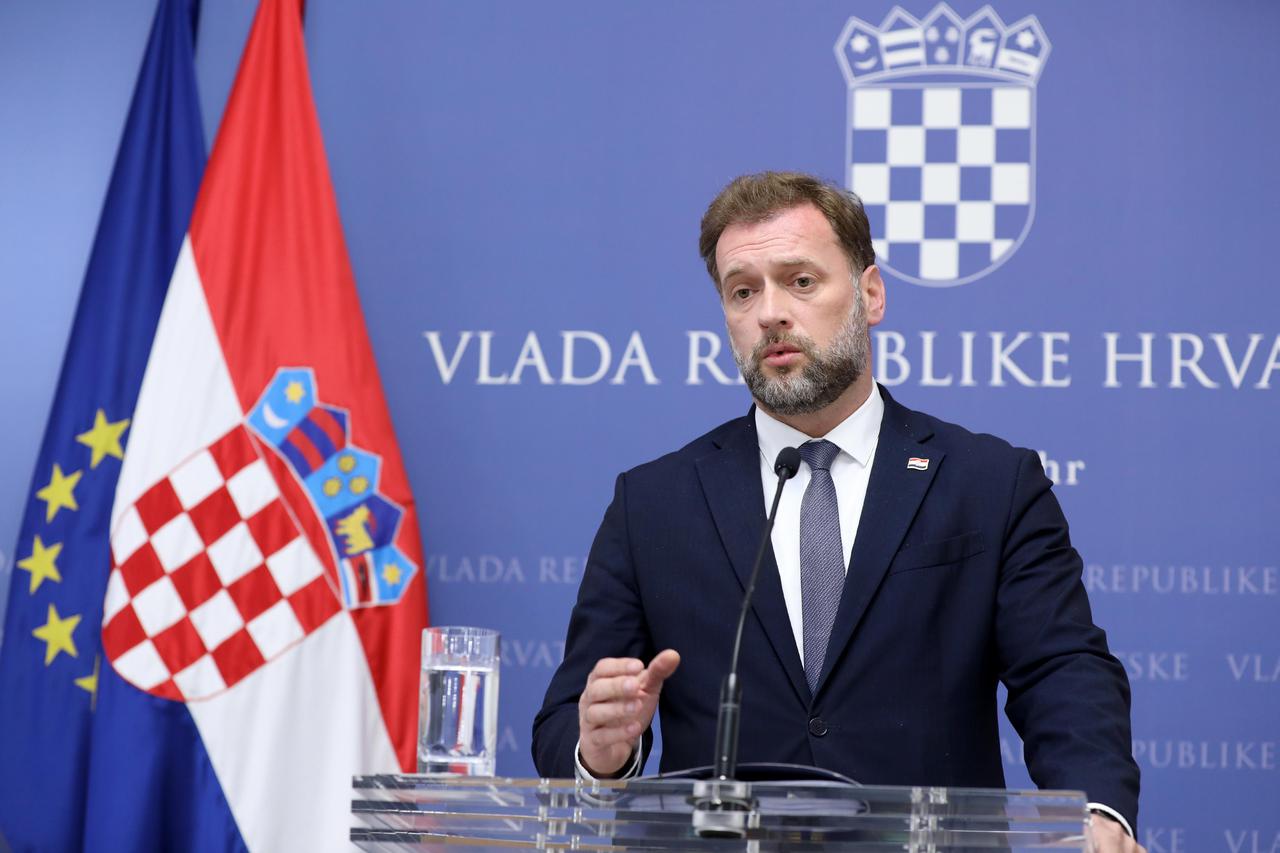 Ministar Banožić obratio se medijima nakon sastanka s Plenkovićem i generalima