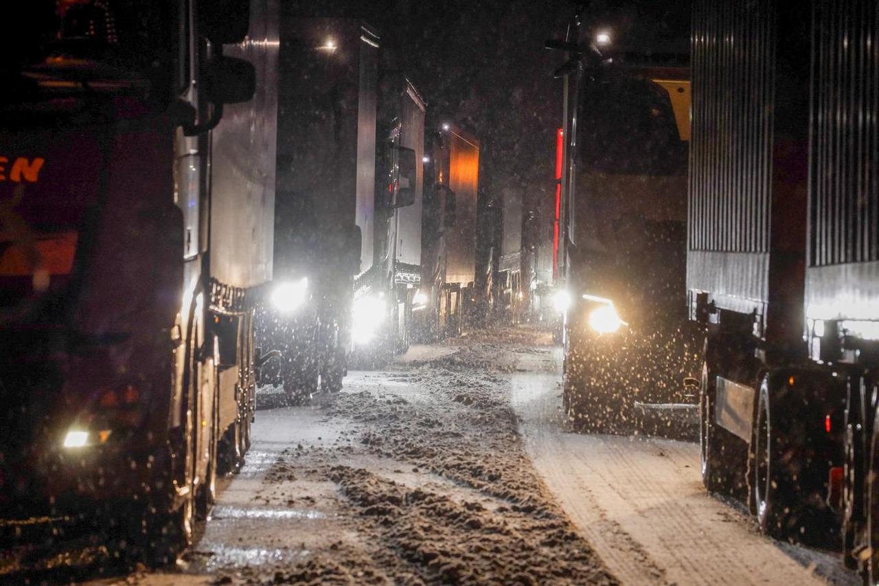 Njemačka snijeg, snijeg u Njemačkoj: Trucks get stuck in the snow - highways in eastern Hesse blocked