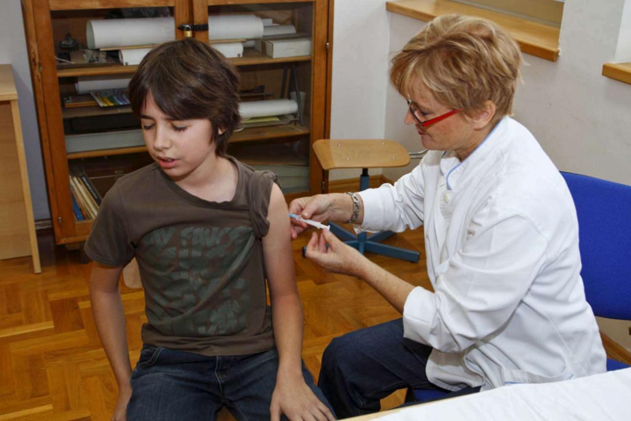'11.10.2010., Ivanec - U Varazdinskoj zupaniji pocelo je cijepljenje ucenika sestih razreda protiv opasnog zaraznog hepatitisaB. Photo: Ljiljana Risek/VLM'