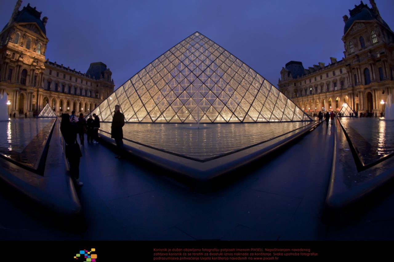 '01.01.2012., - Pariz, Francuska - Jedan je od najvecih svjetskih muzeja zasigurno je muzej Louvre, a najpoznatiji je po portretu Mona Lise autora Leonarda da Vincija. Prostire se na preko 60.000 cetv