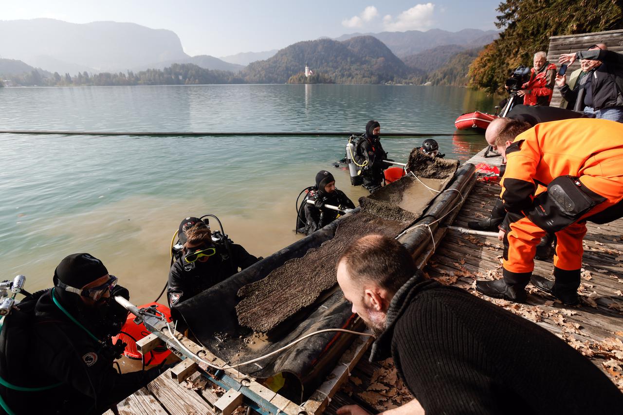 Ronioci iz Bledskog jezera izvukli čamac star više od tisuću godina
