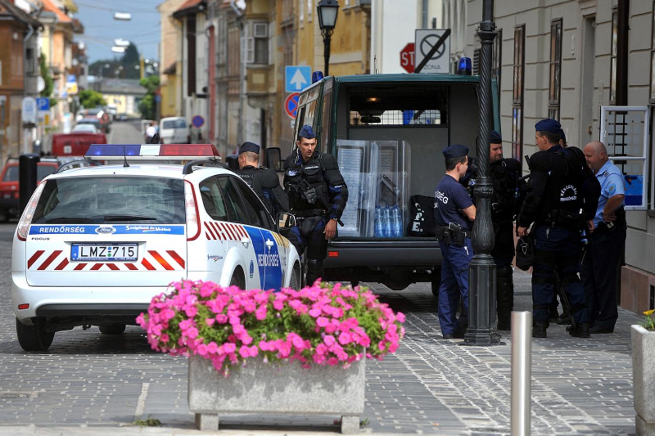 \'19.08.2010., Gyor - Interventne snage madjarske specijalne policije dezurale su u centru grada kako bi docekali navijace Dinama i sprijecili mozebitne nerede pred prvu kvalifikacijska utakmice za ul