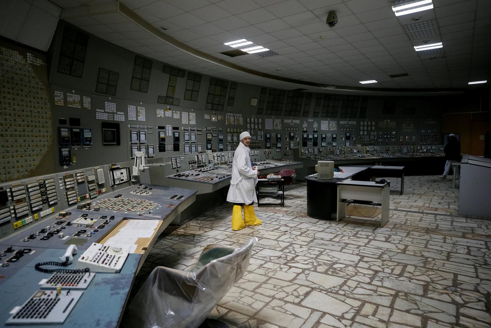 Zaposlenik u kontrolnom centru zaustavljenig trećeg reaktora černobilske nuklearne elektrane
