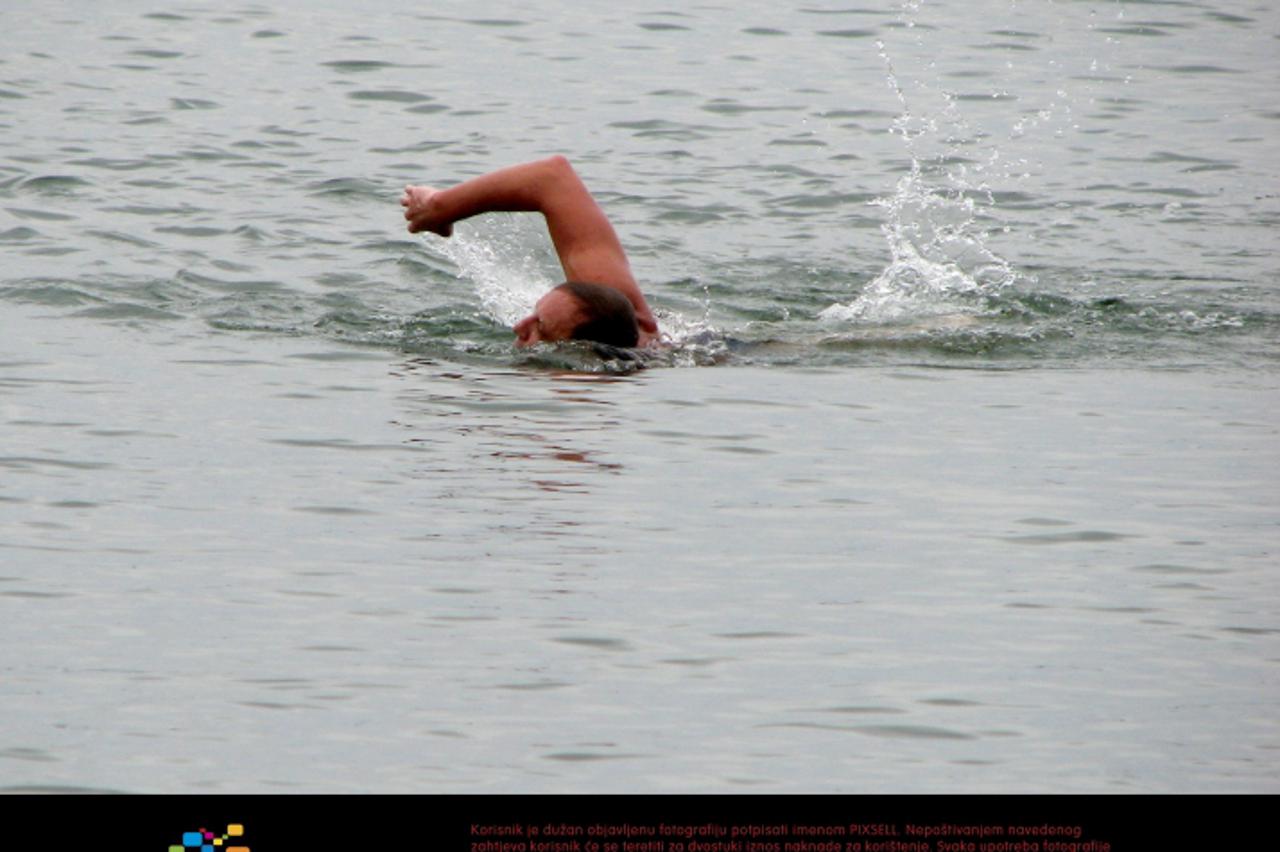 '30.08.2009., Slavonski Brod - Marijan Ibrisimovic, profesor tjelesnog pred ciljem nakon preplivanih 10 kilometara rijekom Savom od Migalovaca do sredista Slavonskog Broda. Plivacki maraton je plivan 