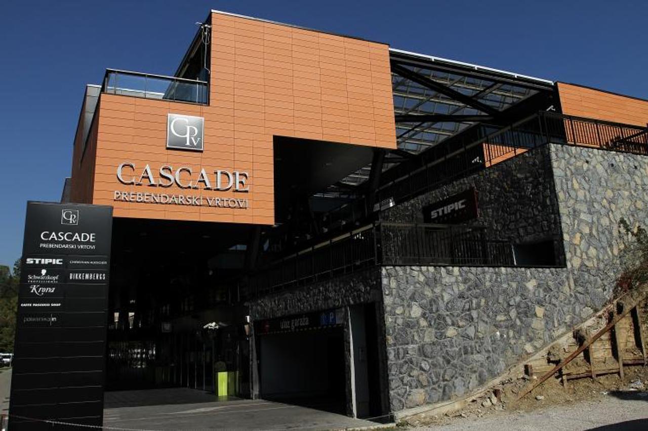 '17.10.2011., Zagreb, - Zakupci poslovnih prostora trgovackog centra Cascade dobili su obavijest o privremenom zatvaranju centra od 19. listopada. Razlog zatvaranja je dug od pola milijuna kuna prema 
