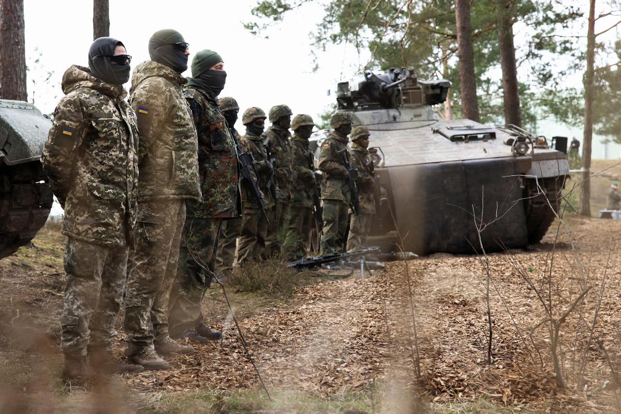 German Defence Minister Pistorius and German President Steinmeier visit Ukrainians undergoing Leopard tank training in Klietz