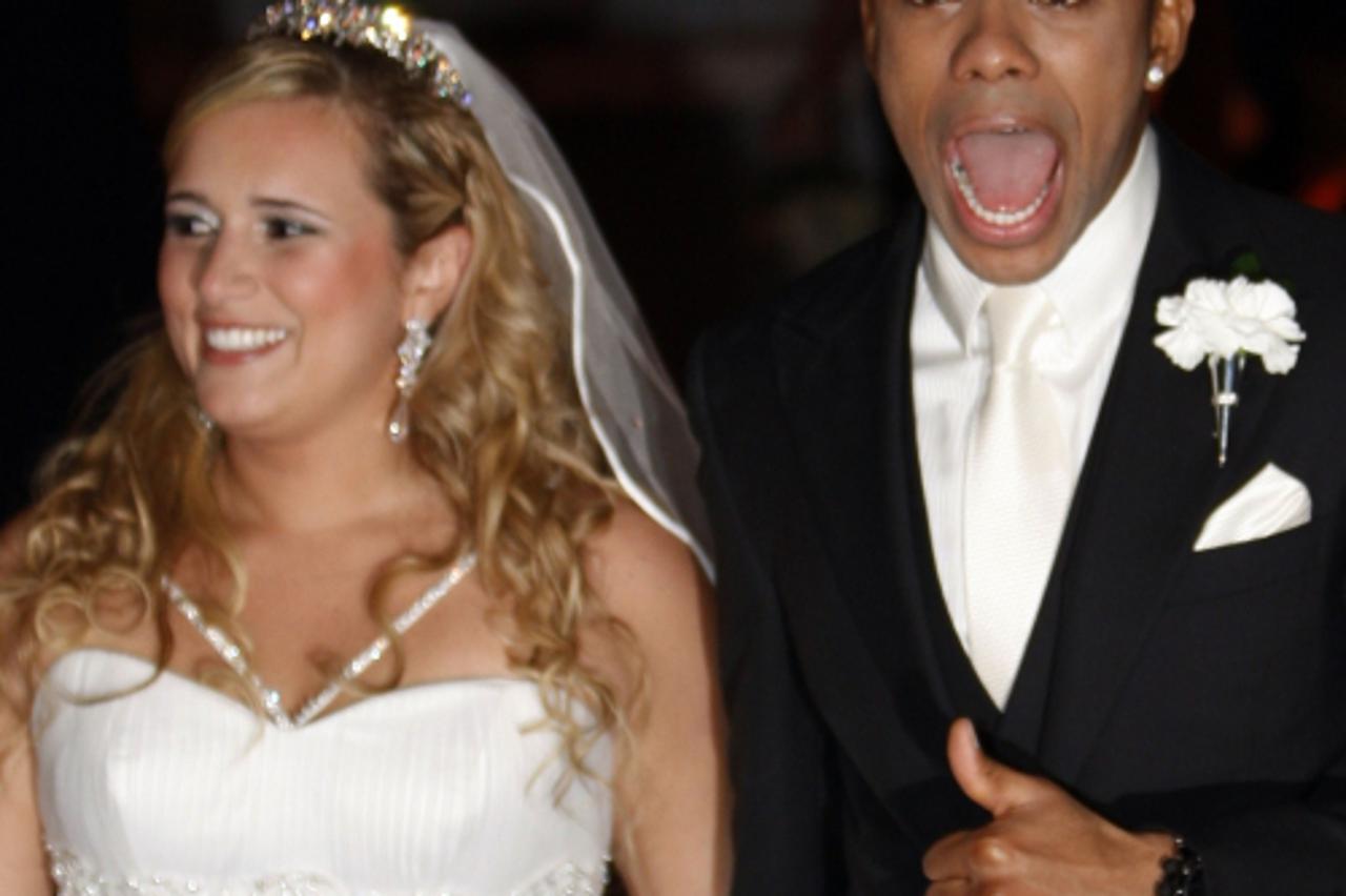 'Brazilian soccer star Robinho gestures during his wedding with Vivian Guglielmetti Junits in Guaruja July 9, 2009. REUTERS/Paulo Whitaker (BRAZIL SPORT SOCCER IMAGES OF THE DAY)'