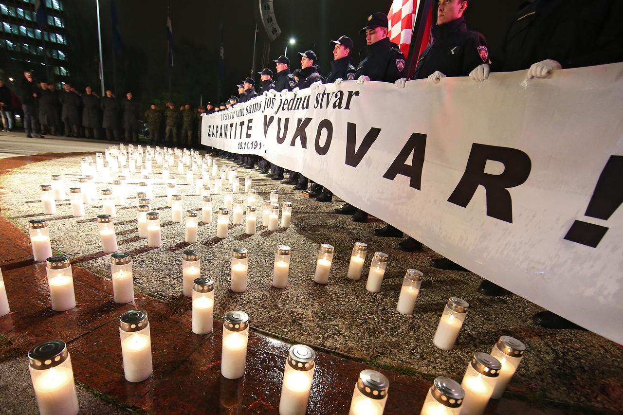 Zagreb: Povodom 26. obljetnice pada Vukovara upaljene svijeće u Vukovarskoj ulici