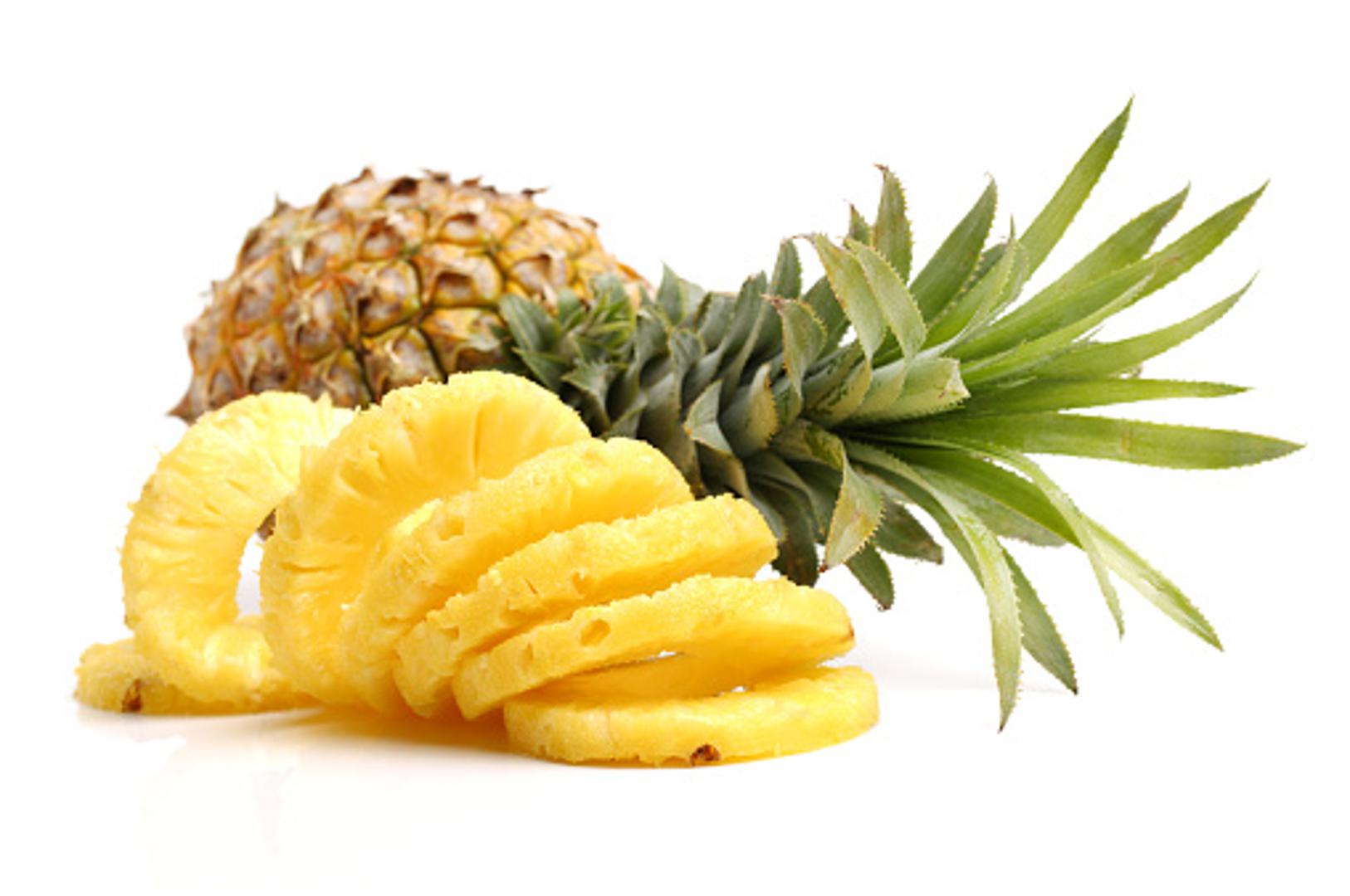 Jedite ananas jer sadrži  bromelin koji će eliminirati crne mrlje i ukloniti mrtve stanice s vašeg jezika. 