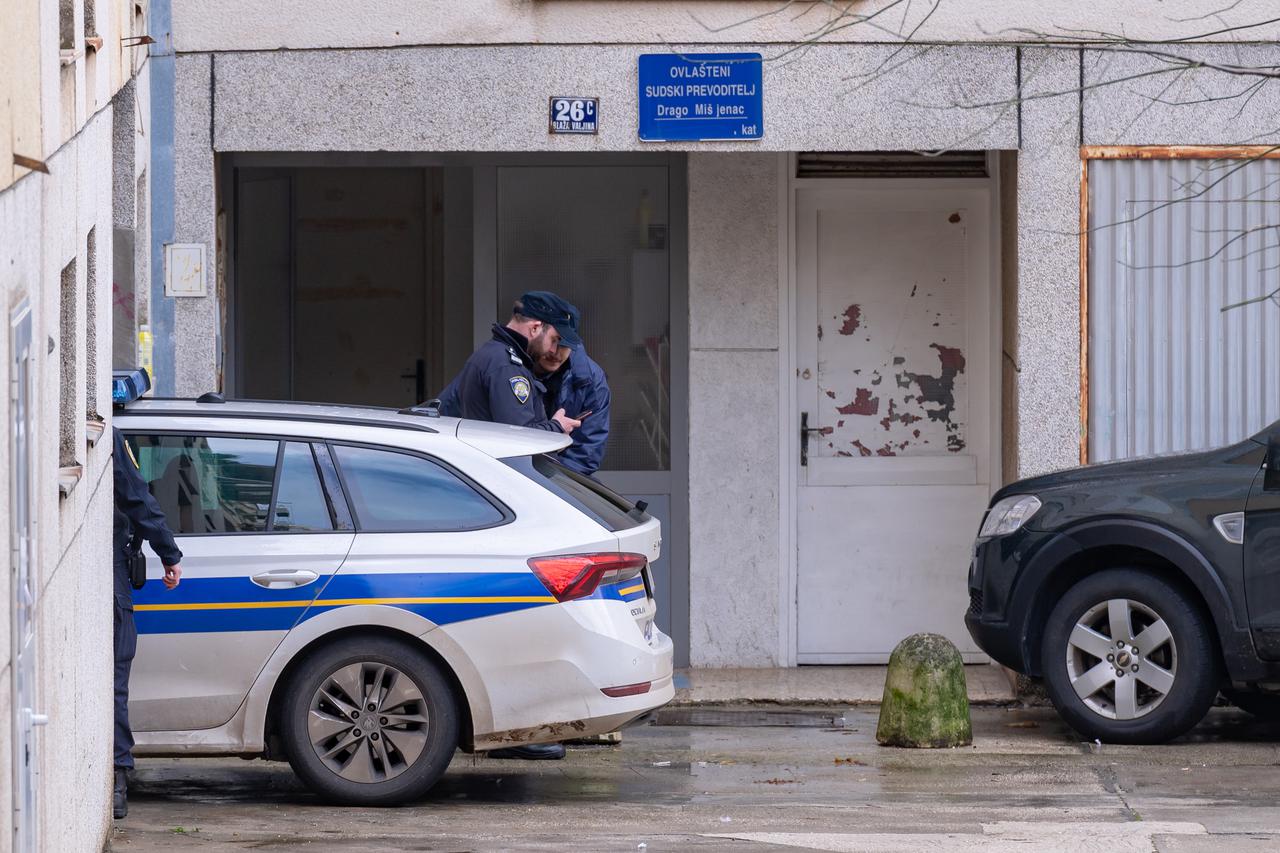 Zadar: Policijski očevid na mjestu gdje je muškarac pucao iz svog stana