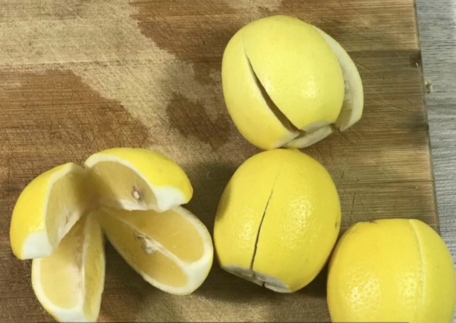 Limun se presiječe na četiri dijela i rastvori, a u njega se onda stavi sol.