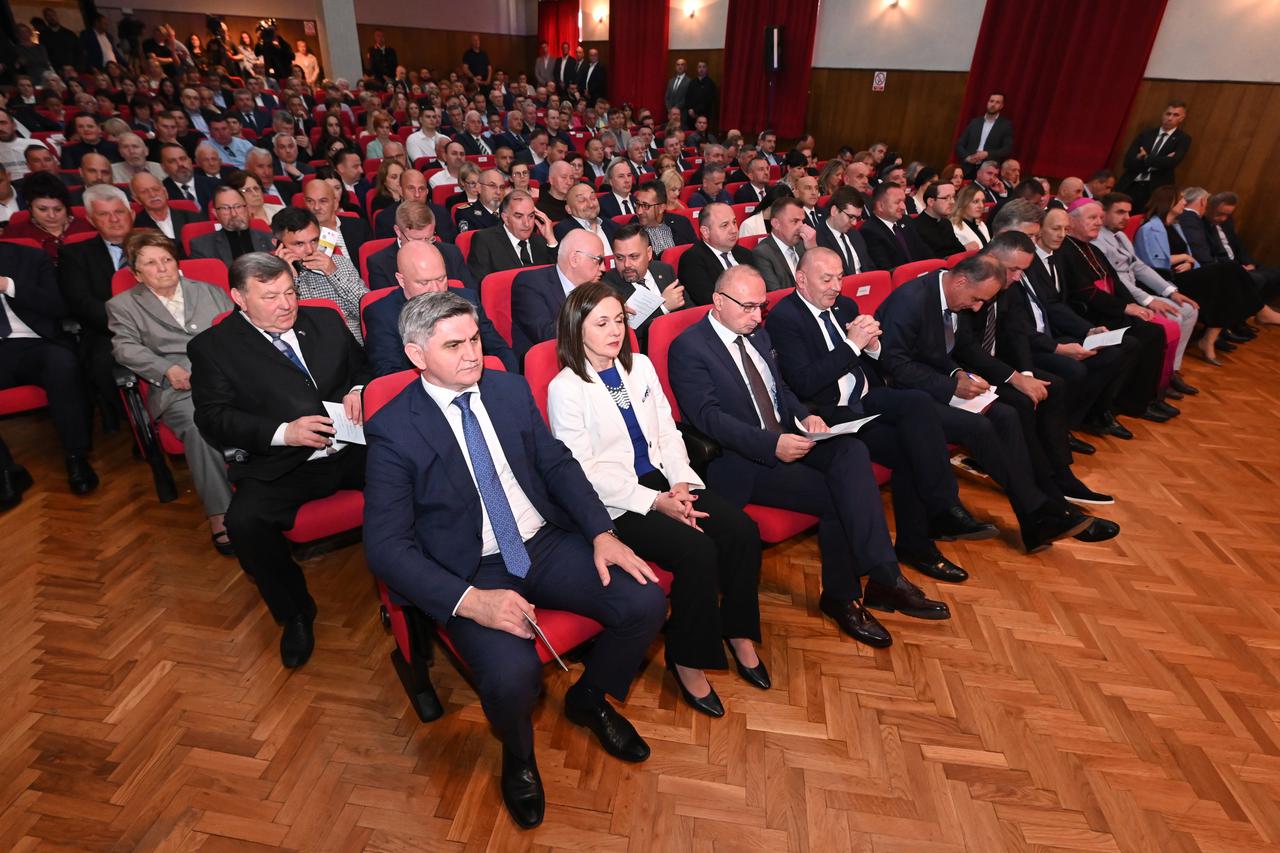 Predsjednik Vlade Andrej Plenković sudjelovao na svečanoj sjednici Županijske skupštine u Gospiću