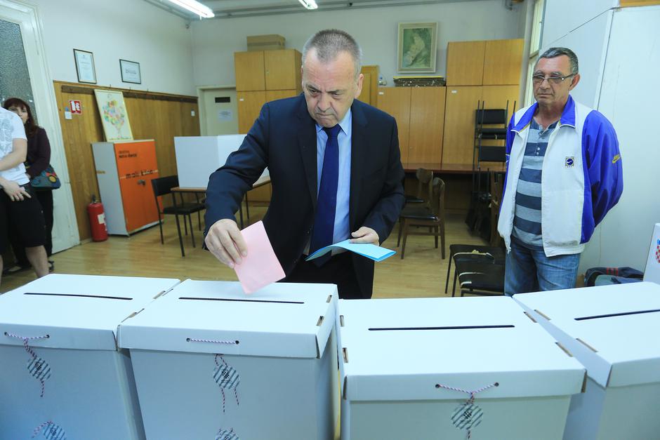 Osijek: Kandidat za gradonačelnika Ivan Vrkić glasovao na izborima