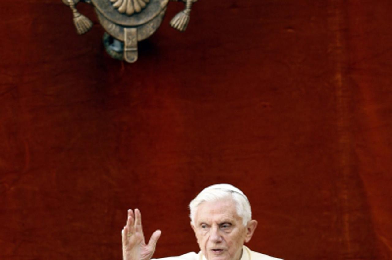 'Pope Benedict XVI gives a blessing during his Wednesday general audience at his summer residence of Castel Gandolfo August 8, 2012. REUTERS/Giampiero Sposito (ITALY - Tags: RELIGION)'