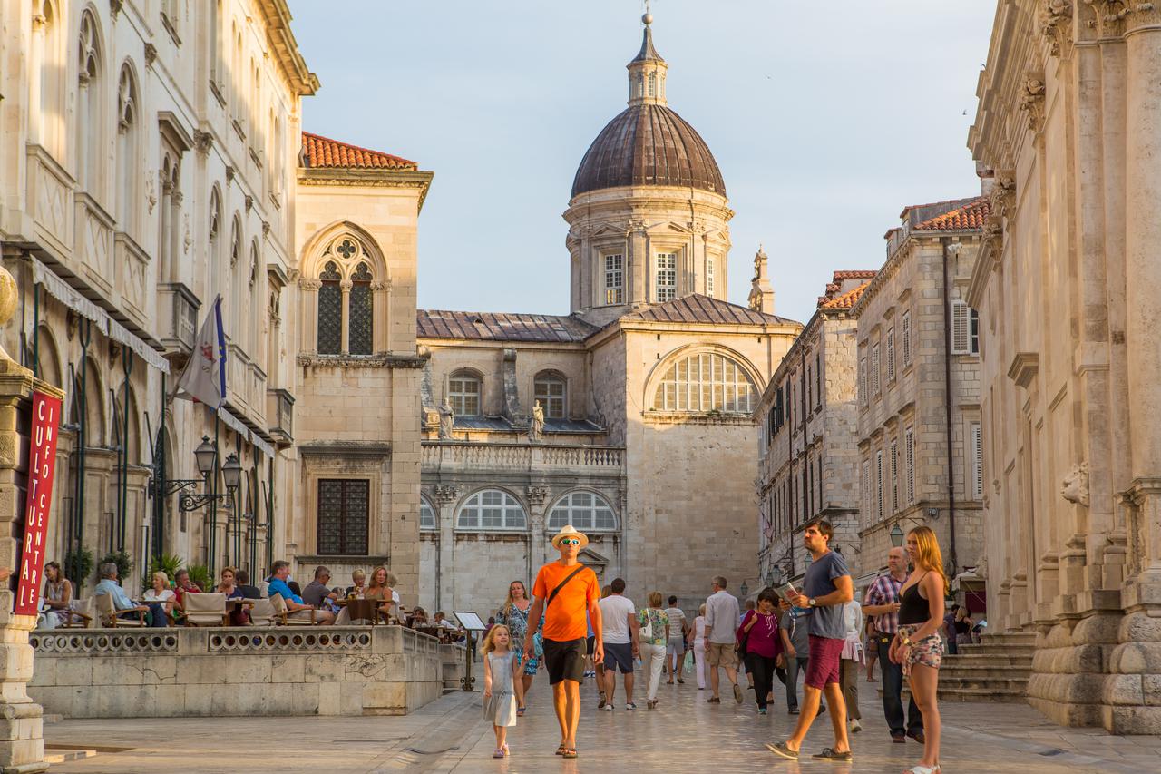 12.06.2015., Stradun, Dubrovnik - Stara gradska jezgra u predvecerje. Photo: Grgo Jelavic/PIXSELL