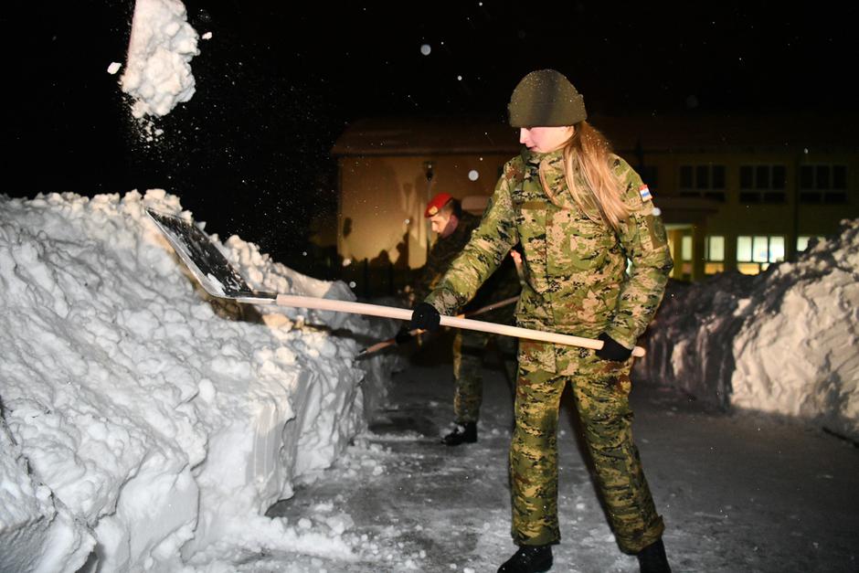 Hrvatska vojska drugi dan pomaže građanima