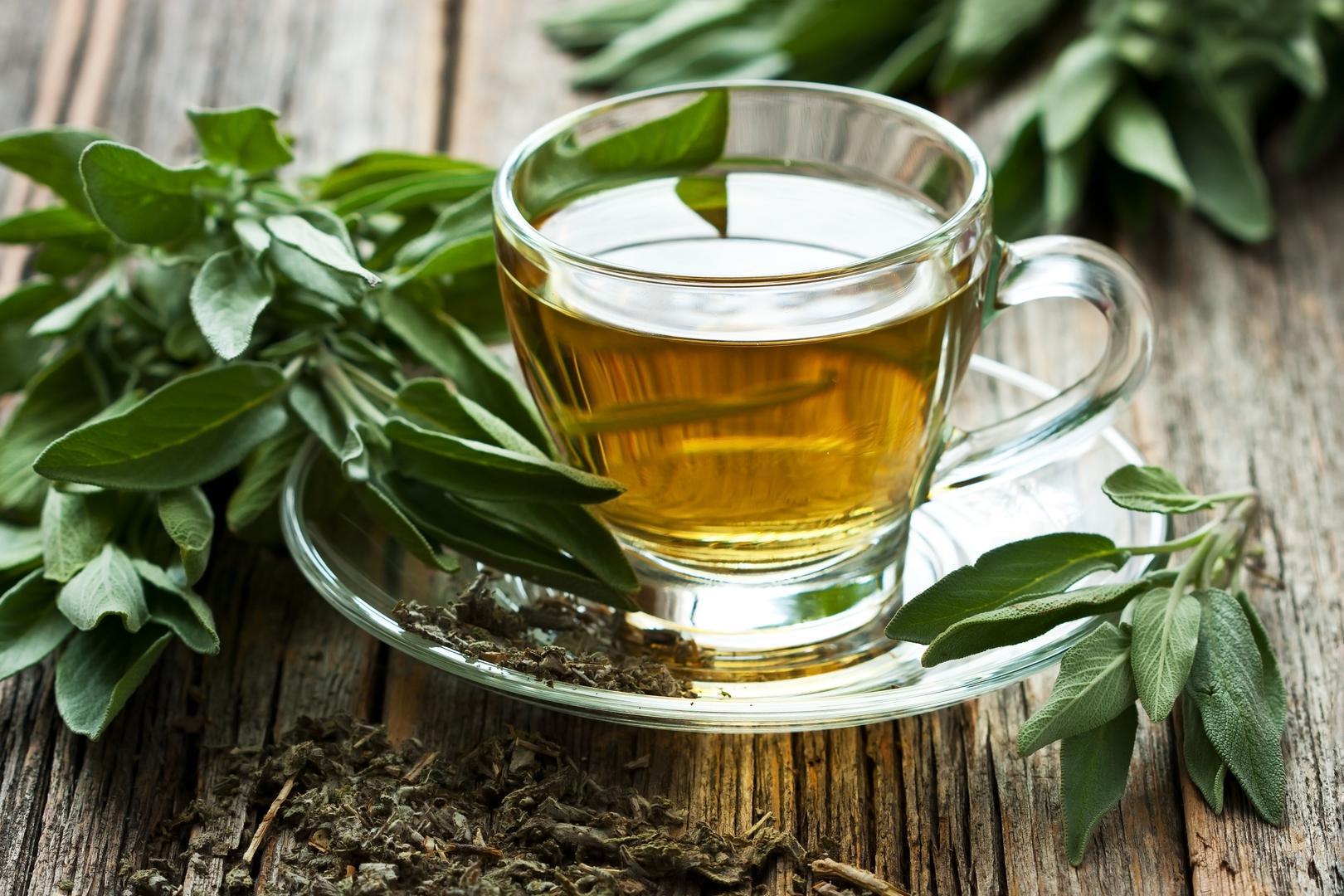 Zeleni čaj jedan je od najzdravijih napitaka na svijetu. Razbudit će vas, a sadrži poseban antioksidans poznat kao EGCE za koji je dokazano da štiti mozak, živčani sustav i srca od oštećenja.
