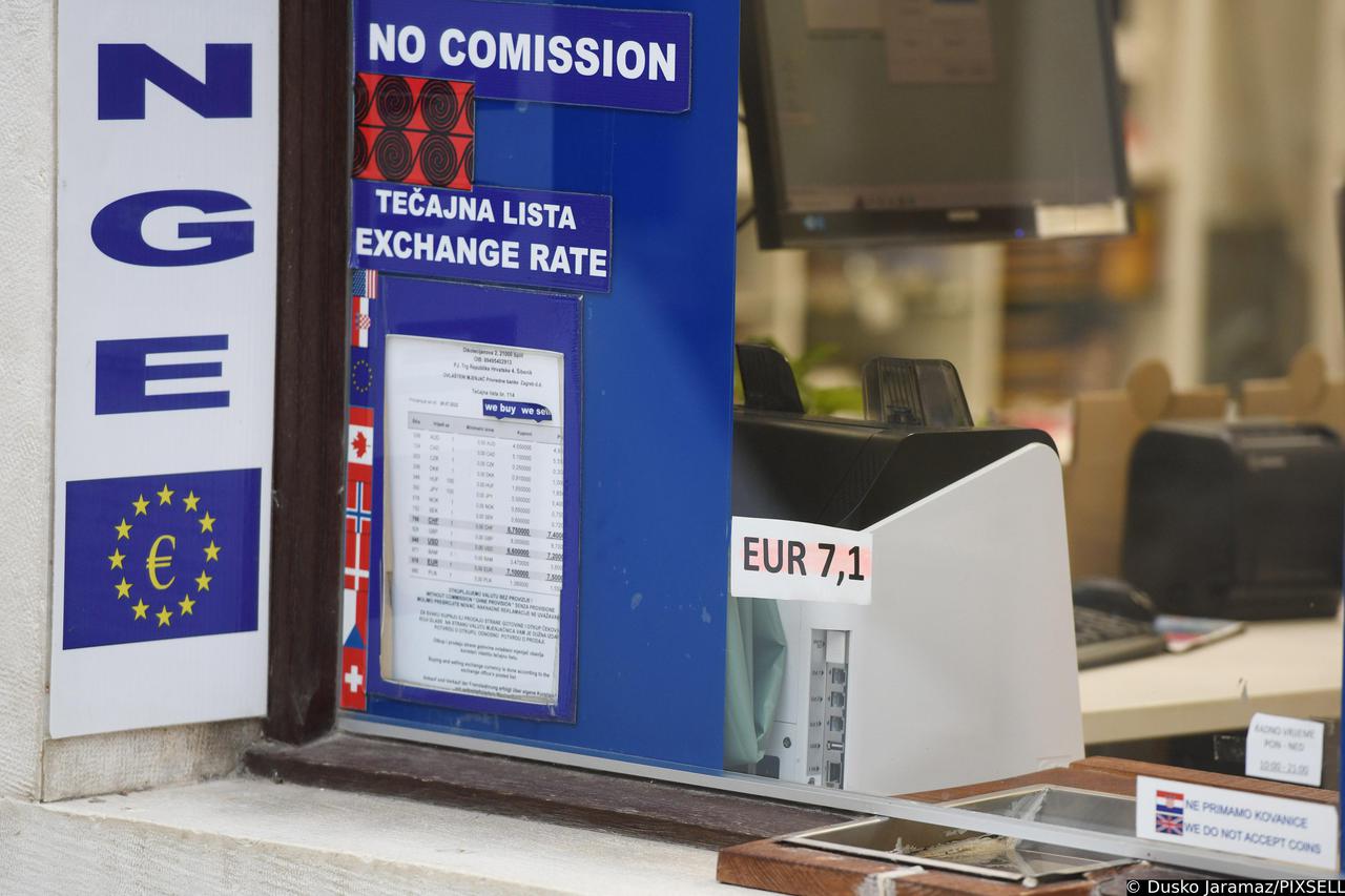 Na jednoj od mjenja?nica u gradu Šibeniku te?aj Eura je 7,1 kuna za 1 euro.