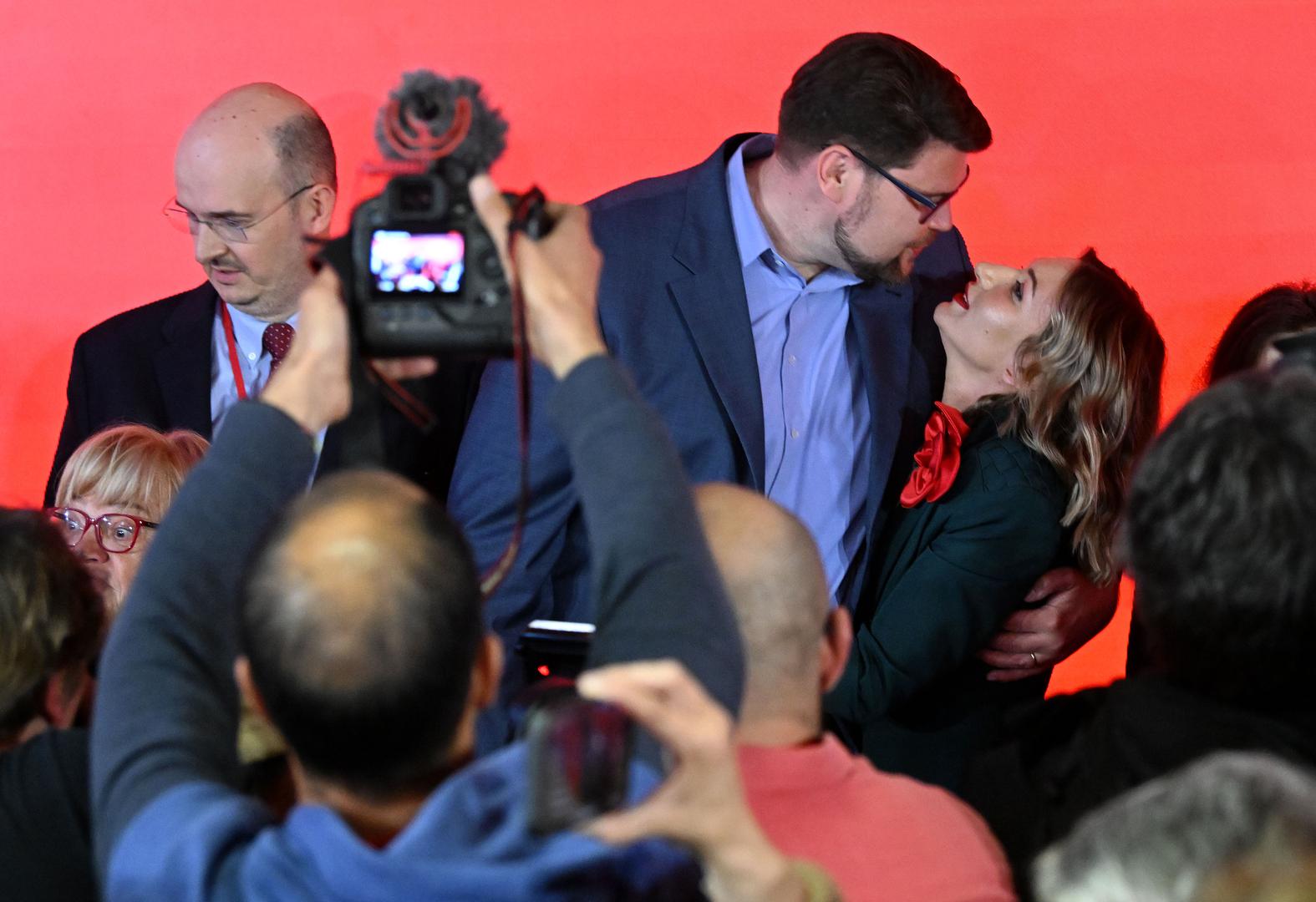 Predsjednik SDP-a Peđa Grbin obratio se okupljenima u stožeru Rijeka pravde, a sve vrijeme podršku mu je pružala supruga Altana Ati Hodžić. 