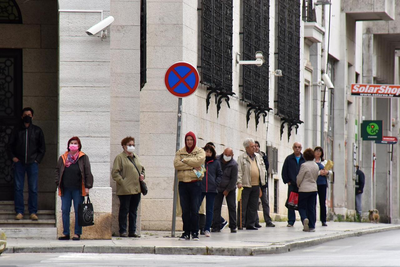 Pula: Građani pri čekanju u redovima drže propisanu socijalnu distancu