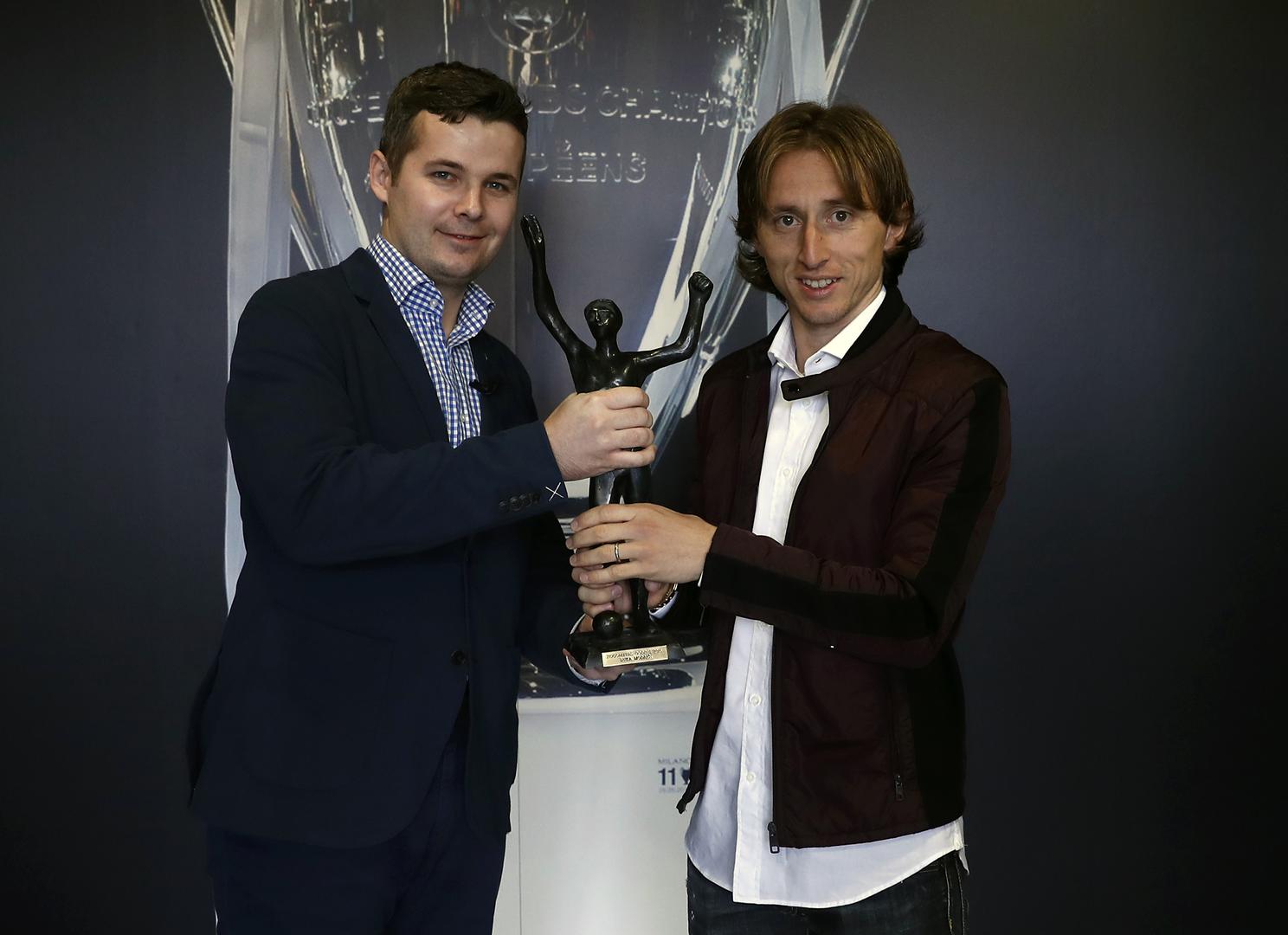 Predstavljene su i brojne nagrade koje je osvojio: Od nagrade Večernjeg lista za hrvatskog nogometaša godine pa sve do nagrade za najboljeg veznjaka svijeta.