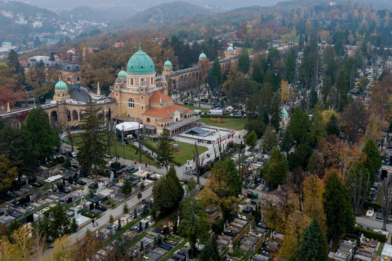 Zagrebačko groblje Mirogoj na blagdan Svih svetih