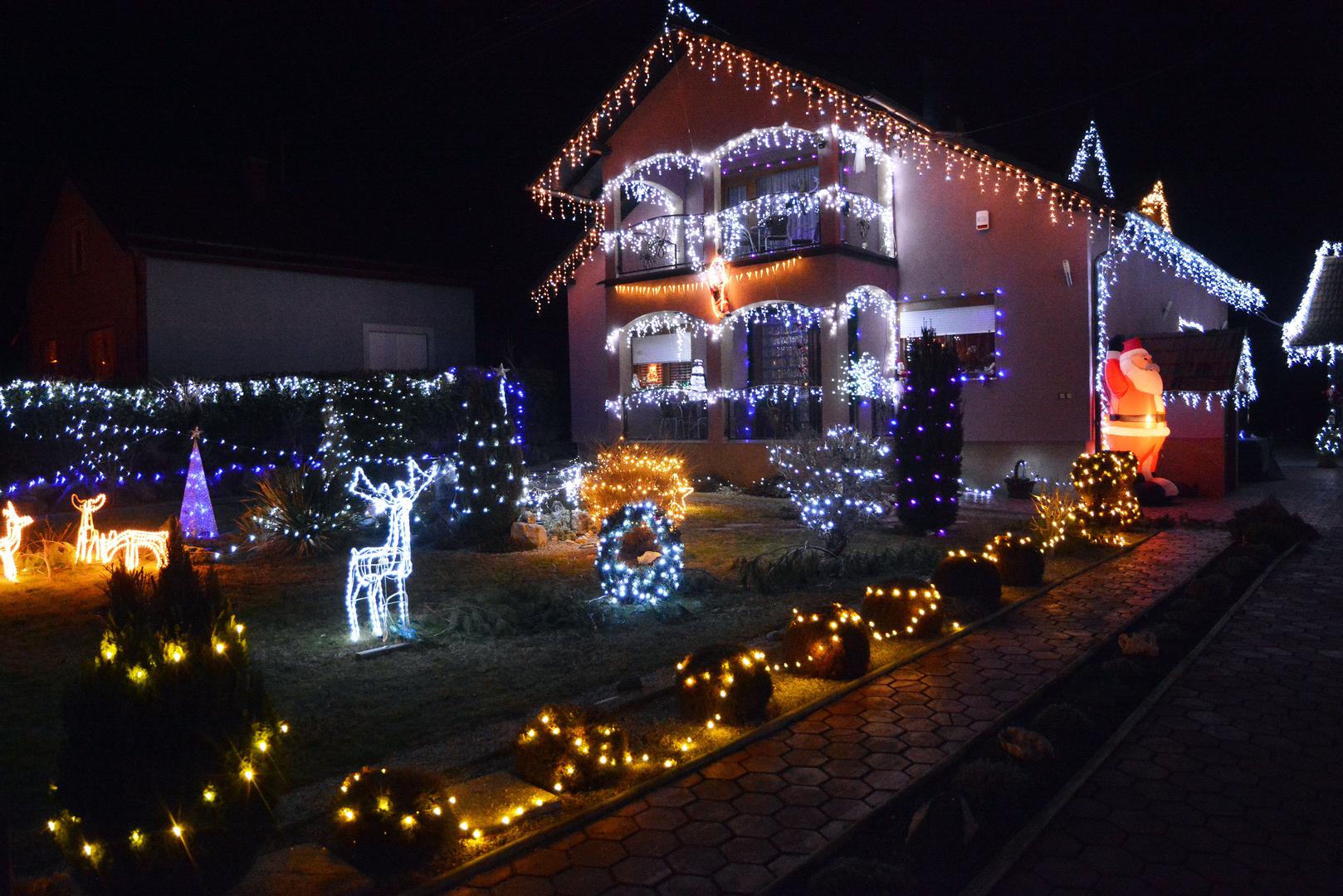 Svakog Božića svjedočimo impresivnim blagdanskim vizualima duž Hrvatske. Nakon božićne bajke obitelji Salaj u Čazmi, još jedna obitelj se pobrinula svojim blagdanskim ukrasima uljepšati cijeli prostor Trnjana u Brodsko Posavskoj županiji, a rezultat je i više nego impresivan. Pogledajte raskošnu božićnu bajku obitelji Dujak osvijetljenu tisućama lampica.