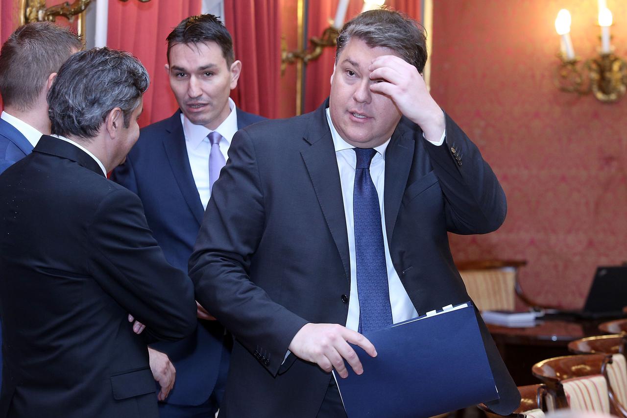 21.05.2015., Zagreb - U Banskim dvorima odrzana je redovita sjednica Vlade RH, na kojoj se, izmedju ostalog, raspravljano o prijedlogu godisnjeg izvjesca o izvrsenju proracuna i dodatnom zaduzivanju HAC-a. Boris Lalovac.