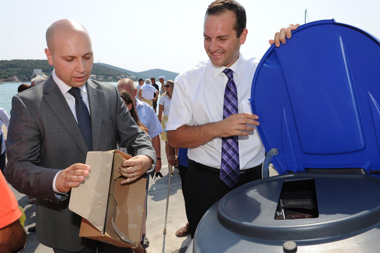 03.07.2012., Tisno, otok Murter - Ministar zastite, okolisa i prirode Mihael Zmajlovic sudjelovao je u otvaranju novog sustava za prikupljanje i razvrstavanje otpada, odnosno otvaranju podzemnih kontejnera. 