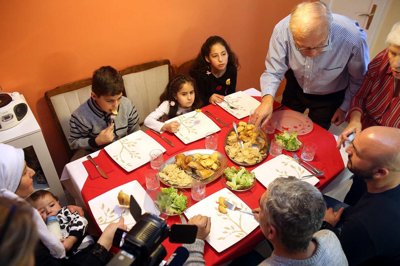 Karlovačka obitelj na božićnom ručku ugostila Sirijce