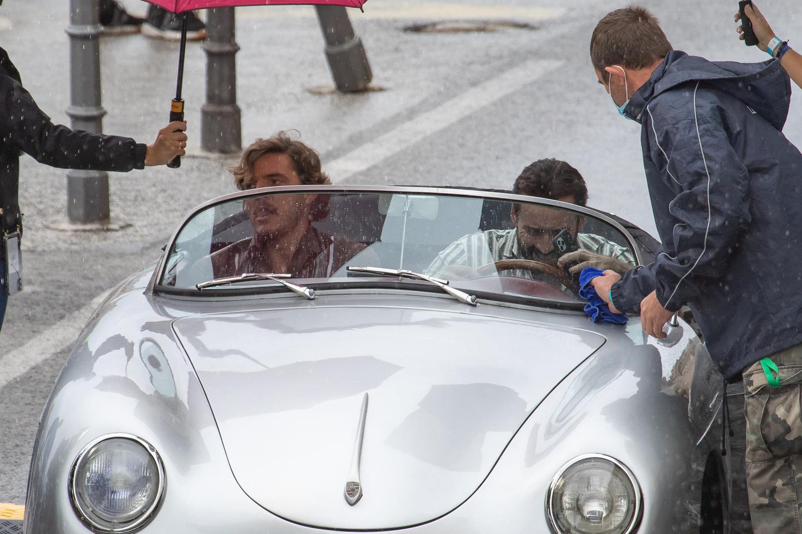 Uz Cagea, u filmu glumi i Pedro Pascal, glumac koji nam je dobro poznat po ulozi Javiera Peñe u seriji "Narcos", a s njim je Cage danas jurcao ulicama Dubrovnika u Porscheu.