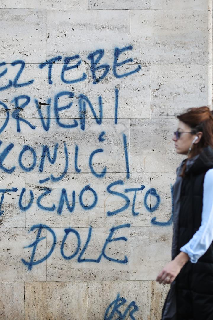 U Zagrebu su jutros u središtu grada osvanula dva grafita posvećena glazbeniku koji je preminuo u 68. godini. 