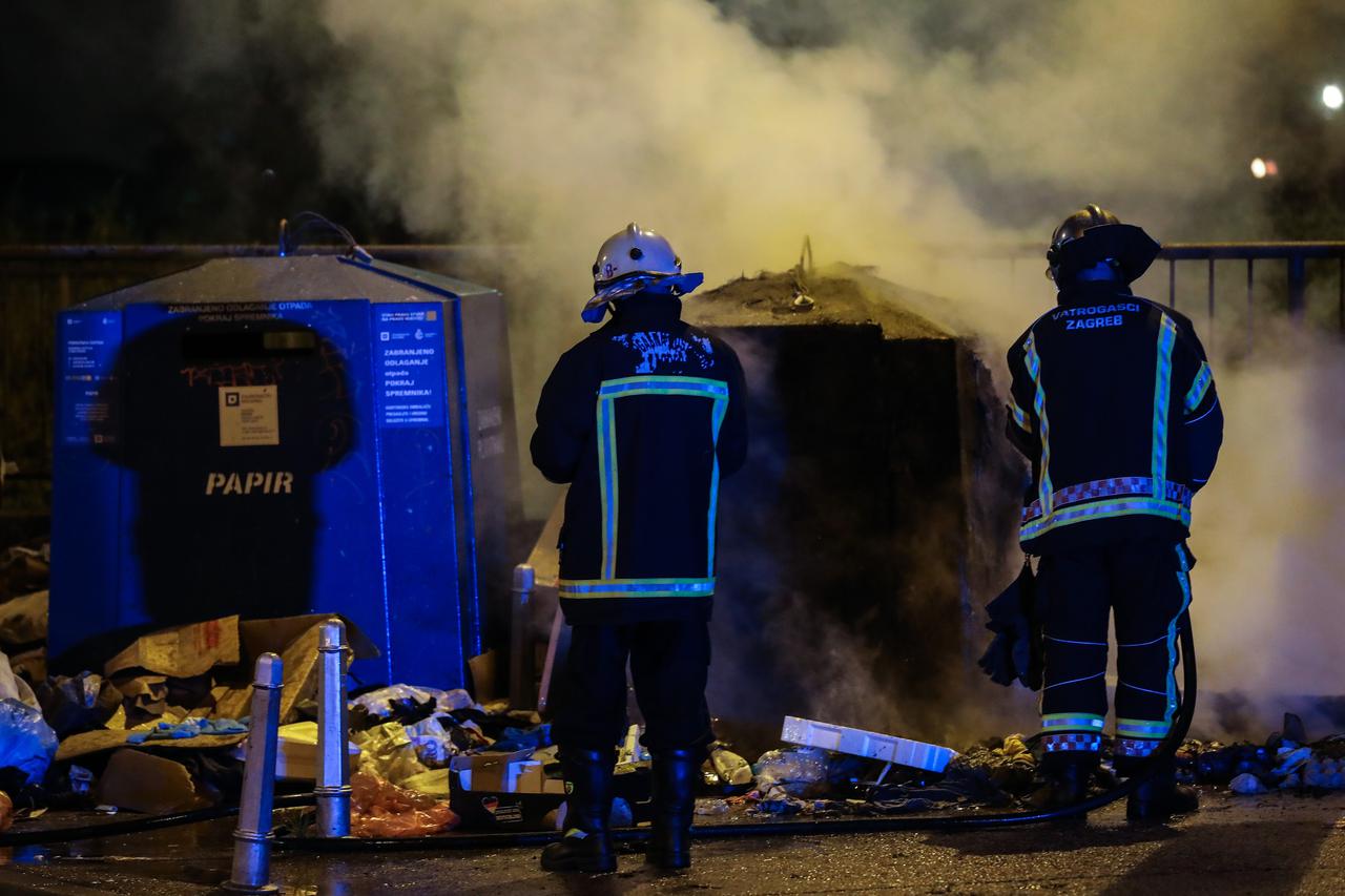 Zagreb: Vatrogasci gase zapaljeni kontejner u naselju Kustošija