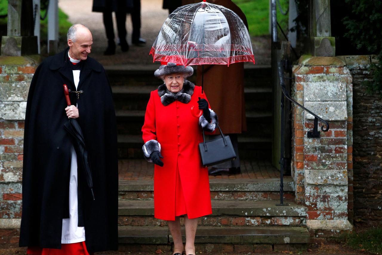 FILE PHOTO: Britain's Queen Elizabeth leaves after attending the Christmas Day service at church in Sandringham, eastern England, December 25, 2015.  REUTERS/Peter Nicholls/File Photo