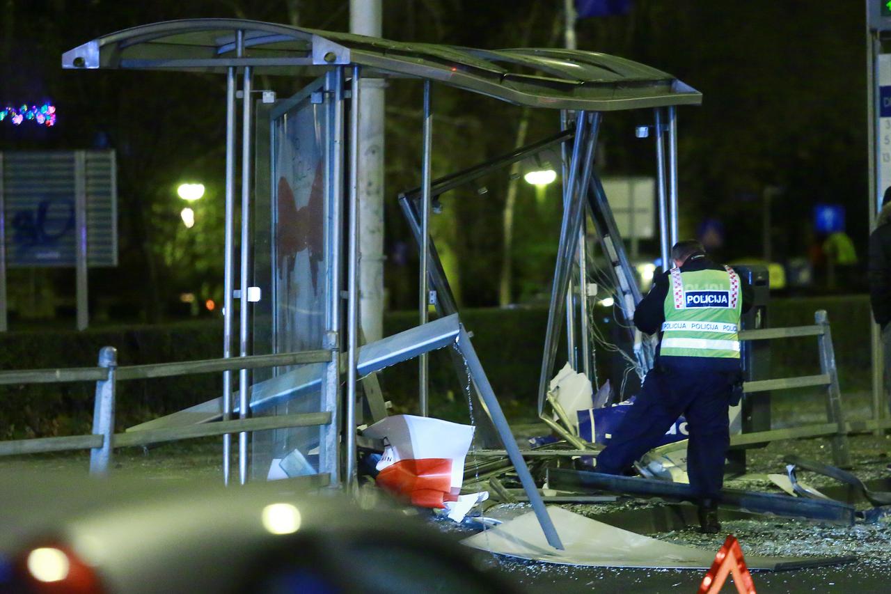 Zagreb: BMW-om se zaletio u tramvajsku stanicu na Vukovarskoj, nema ozlijeđenih