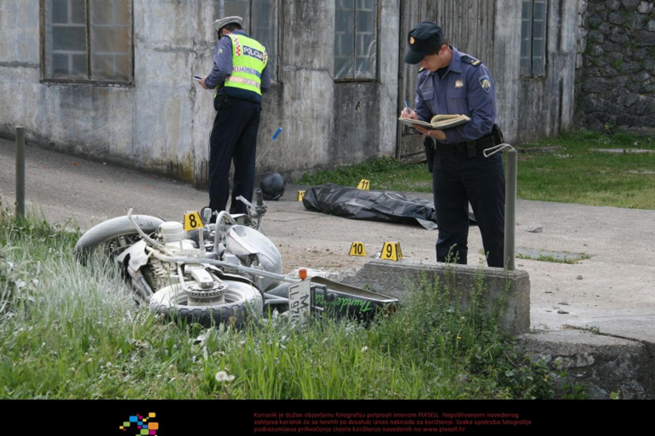 '25.04.2011., Kablari - Pri padu s motocikla u blizini Karlovca smrtno je stradao motociklist ciji se motocikl nakon udara zapalio.  Dominik Grguric/PIXSELL'