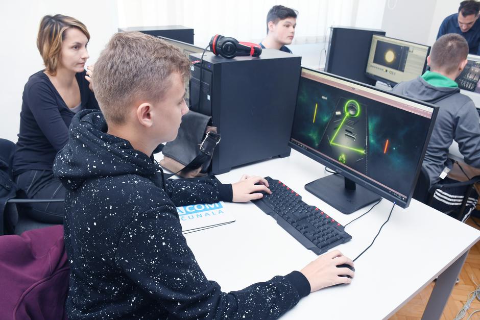 Novska: Učenici smjera za razvoj video igara posjetili poduzetnički inkubator PISMO