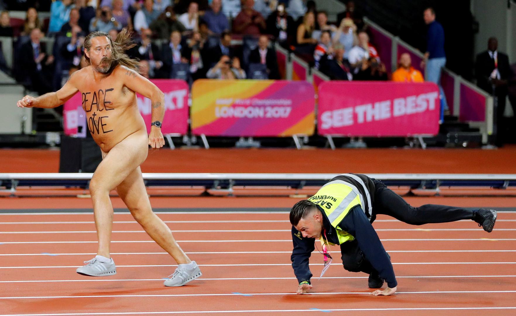 I dok su svi očekivali posljednji veliki nastup Usaina Bolta, fizički dobro potkovani streaker s napisanom porukom "Peace + Love" na golim prsima odsprintao je punih 50 metara uoči finala utrke na 100 metara na svjetskom atletskom prvenstvu u Londonu.