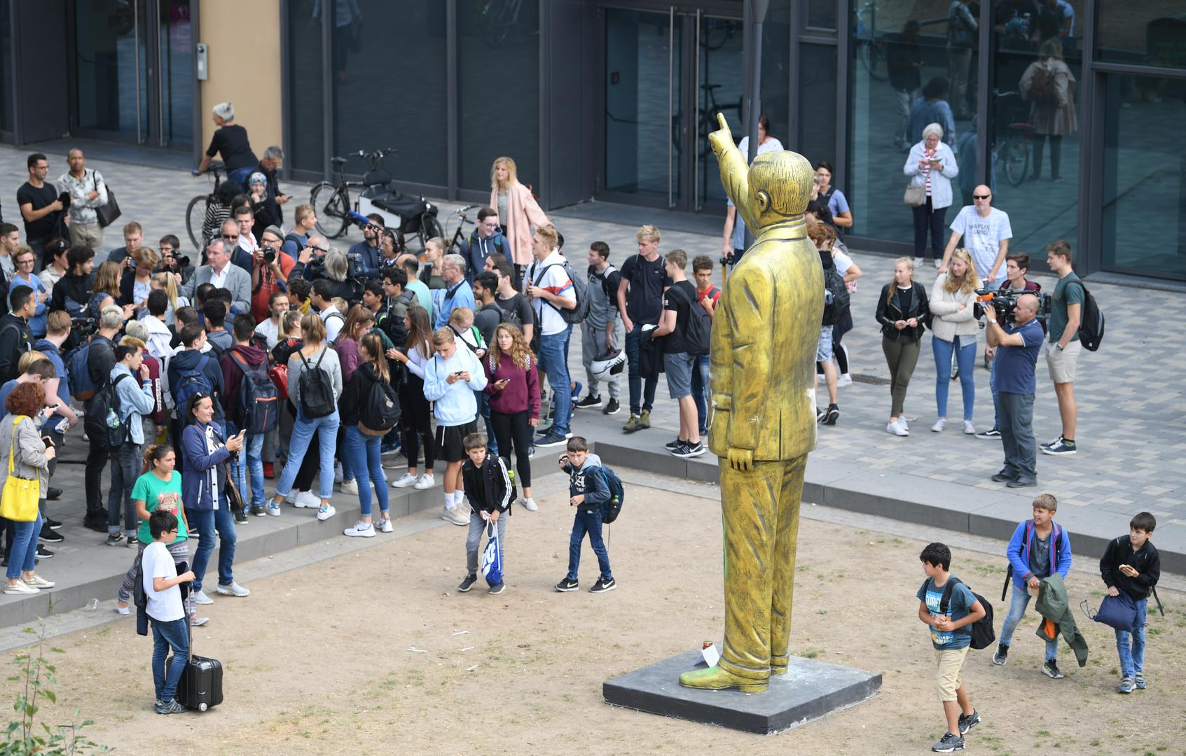 Gradske vlasti odobrile su spomenik u sklopu Wiesbadenskog Biennalea, ali nisu znali da će biti riječ o Erdoganu.

