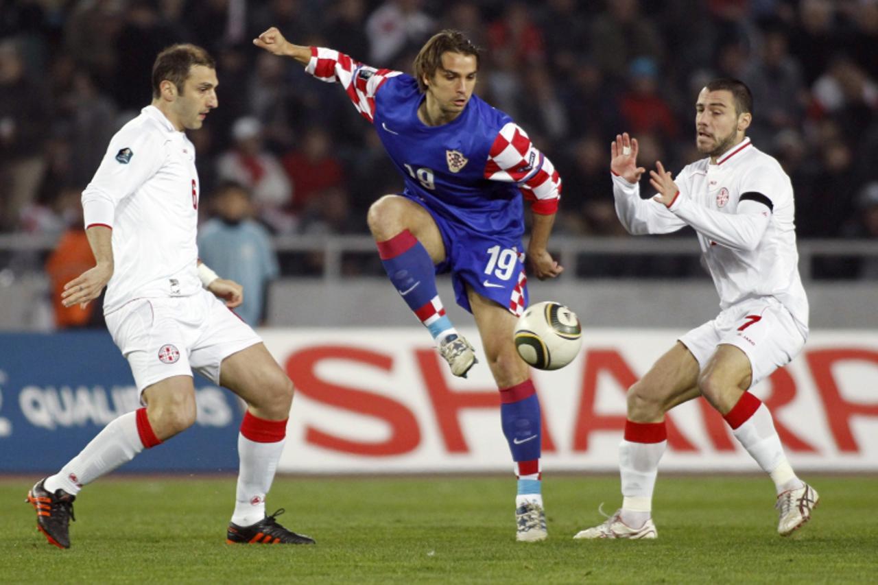 'Aleksander Amisulashvili (L) and Jaba Kankava (R) of Georgia fight for the ball with Niko Kranjcar of Croatia during their Euro 2012 qualifying Group F soccer match in Tbilisi, March 26, 2011. REUTER