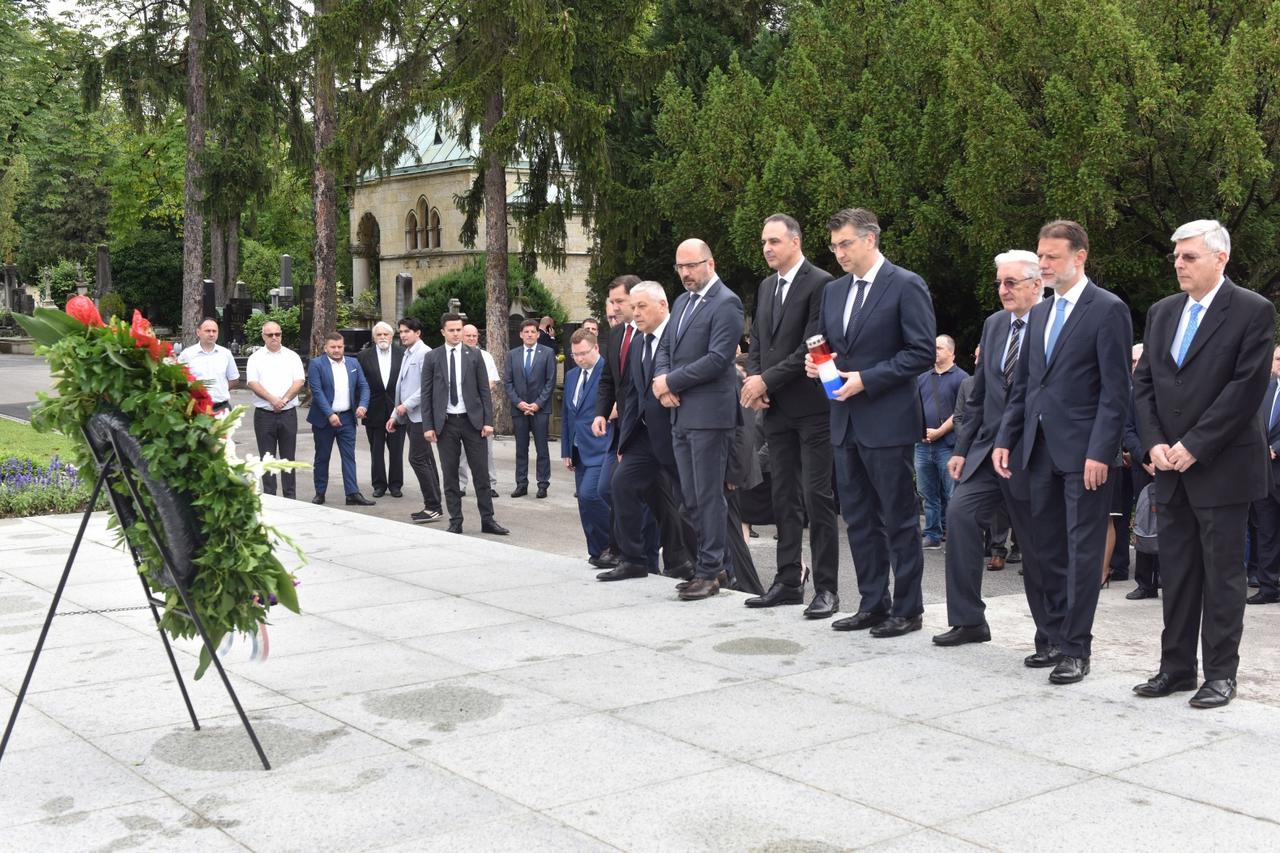 HDZ položio vijence na Tuđmanovom grobu